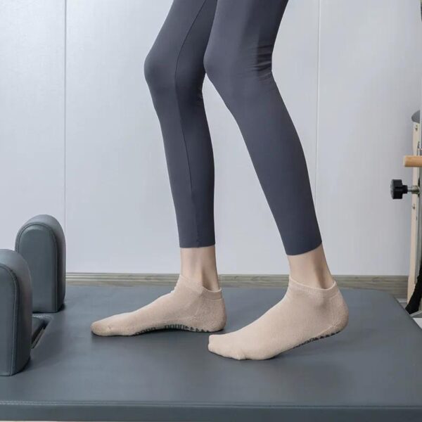 Breathable Yoga Socks Women Round Toe Short Ankle Non Slip Pilates Socks Comfortable Dance Socks